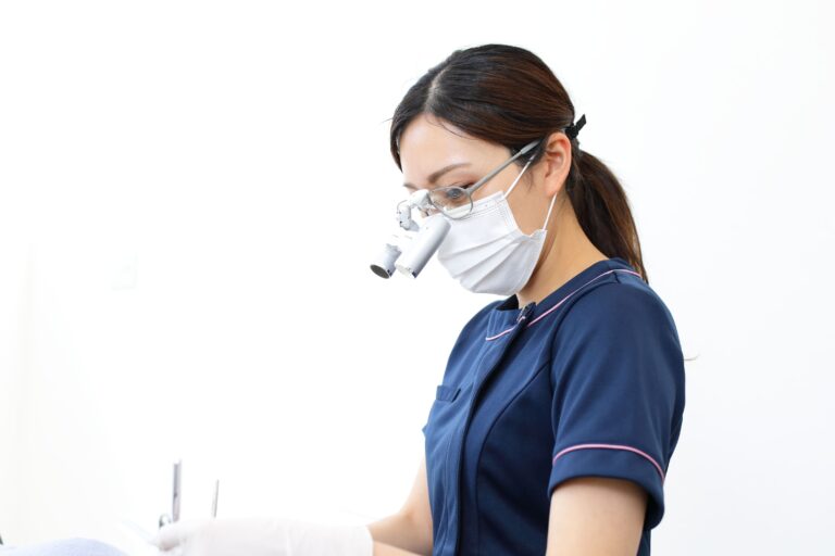 歯科衛生士も全員拡大鏡を使用して質の高い予防歯科の提供